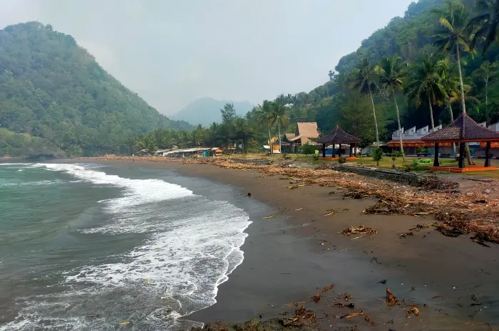 Pantai Karang Bolong